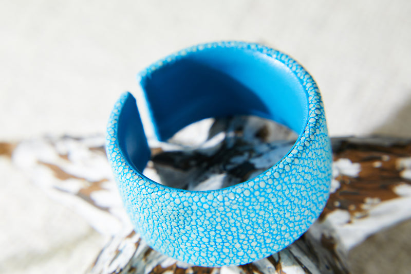 Bangle L [ray leather] sky blue