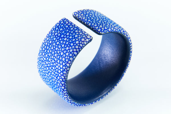 Bangle L [ray leather] sapphire