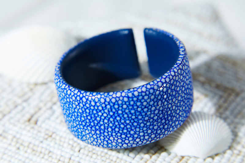 Bangle L [ray leather] sapphire