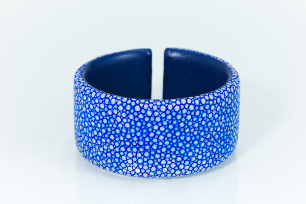 Bangle L [ray leather] sapphire